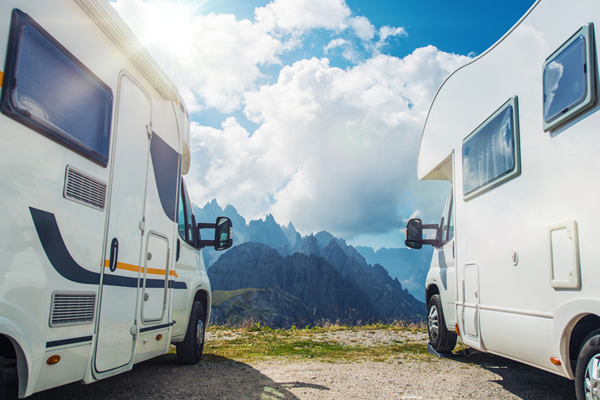 Deux camping-cars au pied des montagnes