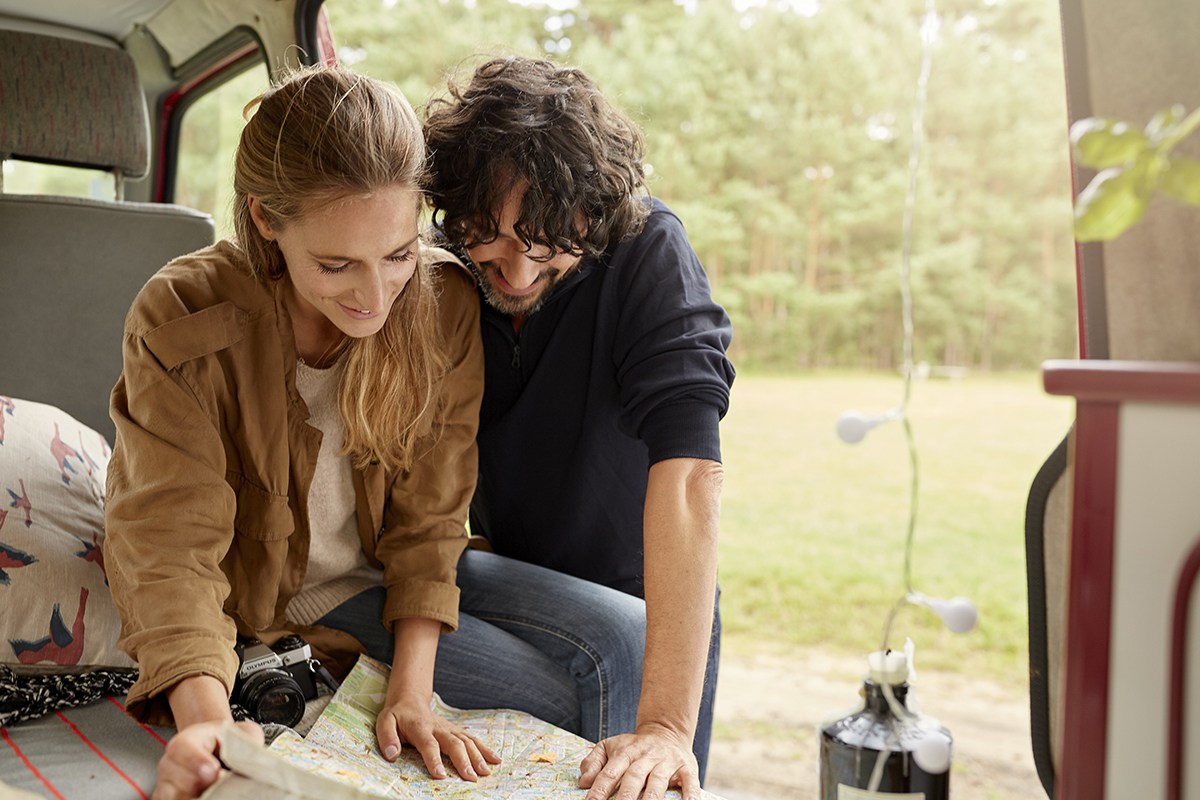 Un couple prépare un voyage.