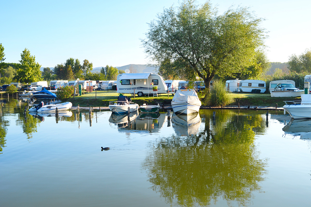 Amarrage au bord d'un lac