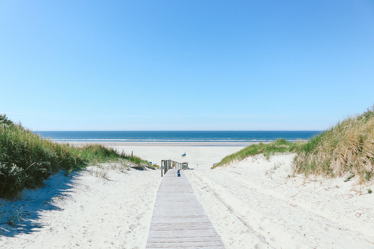 Plage de sable blanc dans le nord de l'Allemagne