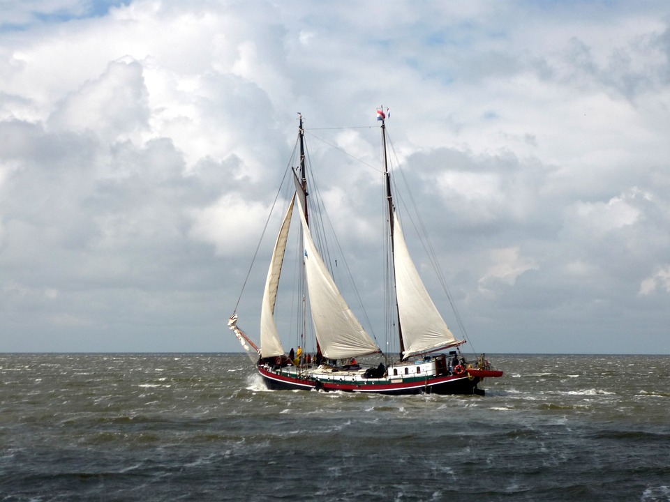 Bateau dans la mer du Nord hollandaise