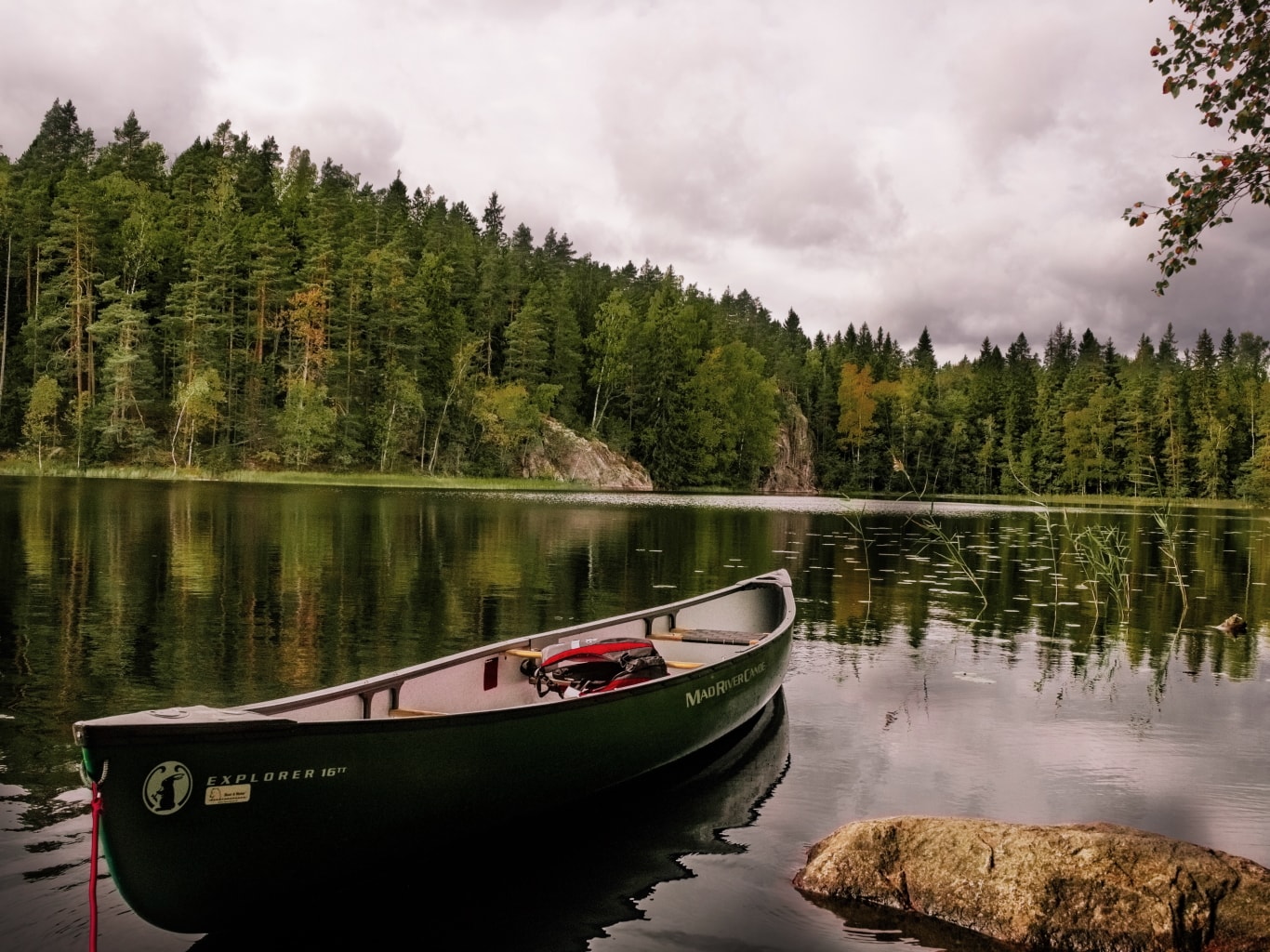 Canoë dans un lac finlandais