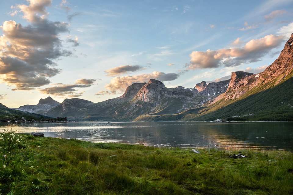Montagnes avec lac en Norvège