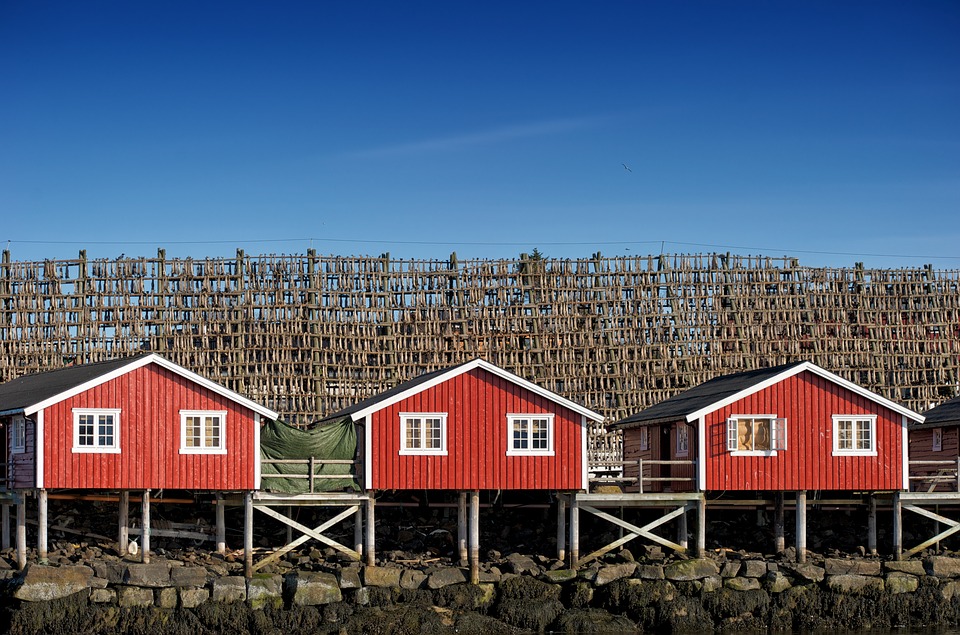 Maisons en bois rouge en Norvège