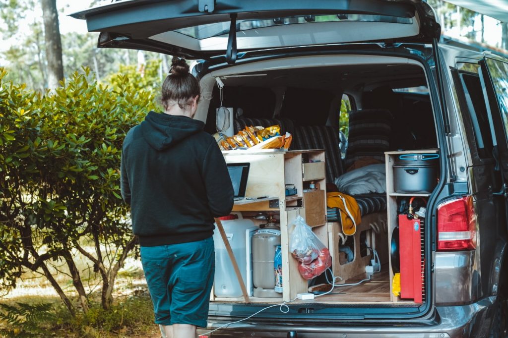 Un camping-car avec coffre ouvert en tournée en République tchèque
