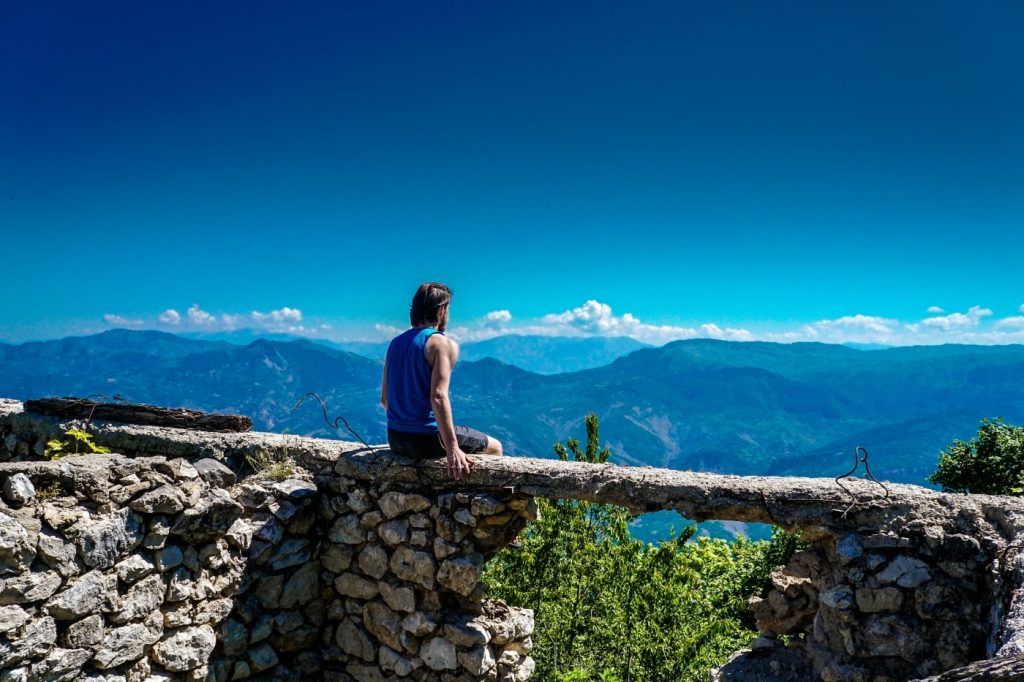 Un homme regarde les Alpes albanaises