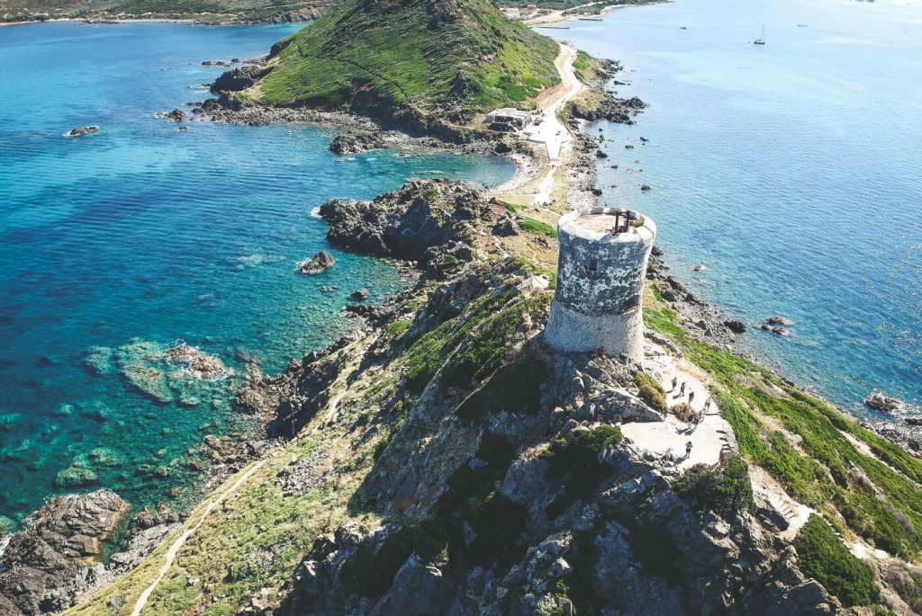 Une tour en ruine sur la côte corse